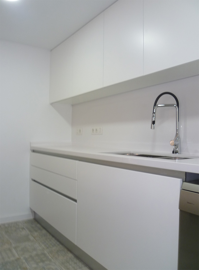 Cocina lacada en blanco y bancada de Silestone